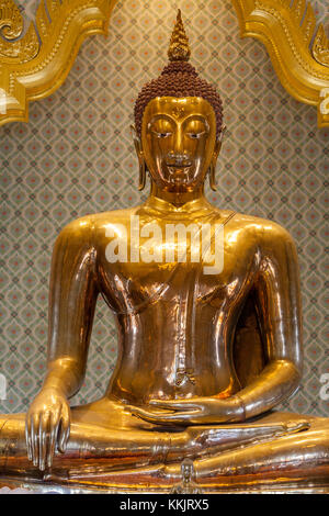 Bangkok, Tailandia. Wat Traimit, Tempio del Buddha d'oro. Il Buddha si siede nel gesto Bhumisparsha, chiamando la terra a testimoniare. Foto Stock