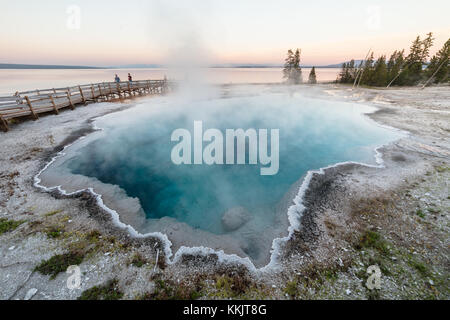Il sole tramonta sul nero in piscina nel parco nazionale di Yellowstone West Thumb Geyser Basin luglio 19, 2017 in Wyoming. (Foto di Jacob w. frank via planetpix) Foto Stock