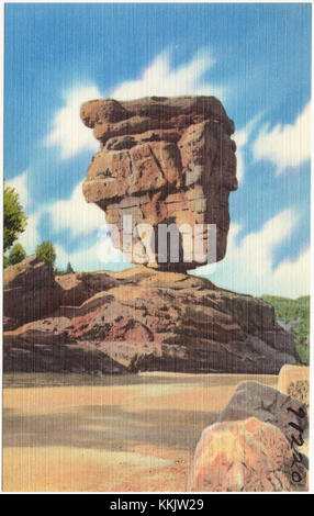 Balanced Rock, situata nel parco Garden of the Gods nella regione di Pikes Peak in Colorado, è una formazione rocciosa naturale nota per il suo aspetto unico e il suo significato geologico. Foto Stock