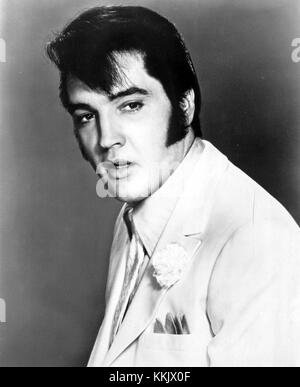 Una foto pubblicitaria di Elvis Presley dal film del 1968 The Trouble with Girls. L'immagine cattura Presley nel personaggio, rappresentando il suo ruolo nel film, che era una commedia musicale. Il film presentava una miscela di commedia e romanticismo, con Elvis che interpretava un manager dello spettacolo. L'immagine riflette l'estetica retrò del filmâ e Elvisâ lo status di icona culturale degli anni '1960 Foto Stock