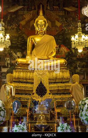 Bangkok, Tailandia. Buddha nella Ubosot del Wat Arun tempio. Il Buddha visualizza il bhumisparsha mudra (gesto), chiamando la terra a testimoniare. Foto Stock