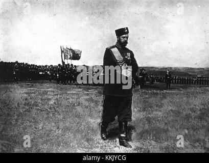 Nicholas II (1868–1918), l'ultimo zar della Russia, circa 1917. Nicola II di Russia con le sue truppe Foto Stock