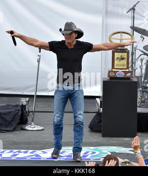 HOMESTEAD, FL - NOVEMBRE 22: Il musicista Tim McGraw suona prima della NASCAR Sprint Cup Series Ford EcoBoost 400 al circuito Homestead-Miami il 22 Novembre 2015 a Homestead, Florida persone: Tim McGraw Foto Stock