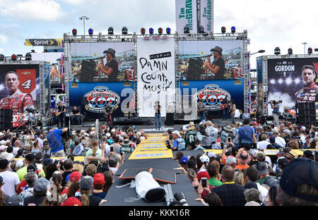 HOMESTEAD, FL - NOVEMBRE 22: Il musicista Tim McGraw suona prima della NASCAR Sprint Cup Series Ford EcoBoost 400 al circuito Homestead-Miami il 22 Novembre 2015 a Homestead, Florida persone: Tim McGraw Foto Stock