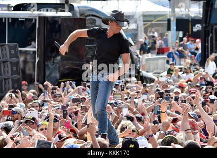 HOMESTEAD, FL - NOVEMBRE 22: Il musicista Tim McGraw suona prima della NASCAR Sprint Cup Series Ford EcoBoost 400 al circuito Homestead-Miami il 22 Novembre 2015 a Homestead, Florida persone: Tim McGraw Foto Stock