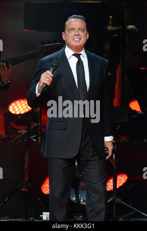 MIAMI, FL - DICEMBRE 10: Il cantante Luis Miguel suona durante un concerto all'American Airlines Arena il 10 Dicembre 2015 a Miami, Florida. Persone: Luis Miguel T. Foto Stock