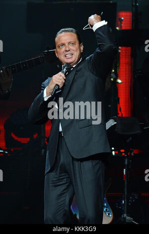 MIAMI, FL - DICEMBRE 10: Il cantante Luis Miguel suona durante un concerto all'American Airlines Arena il 10 Dicembre 2015 a Miami, Florida. Persone: Luis Miguel T. Foto Stock