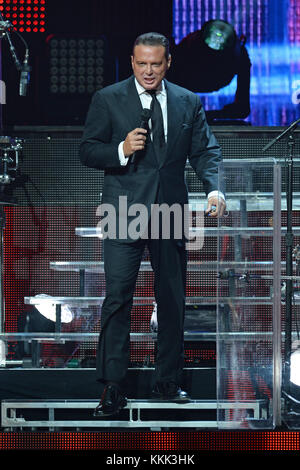 MIAMI, FL - DICEMBRE 10: Il cantante Luis Miguel suona durante un concerto all'American Airlines Arena il 10 Dicembre 2015 a Miami, Florida. Persone: Luis Miguel T. Foto Stock