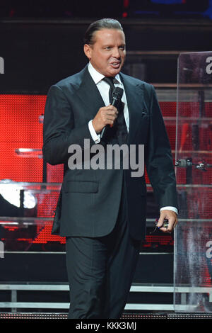 MIAMI, FL - DICEMBRE 10: Il cantante Luis Miguel suona durante un concerto all'American Airlines Arena il 10 Dicembre 2015 a Miami, Florida. Persone: Luis Miguel T. Foto Stock