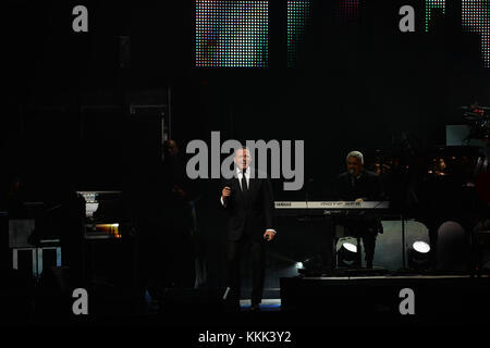 MIAMI, FL - DICEMBRE 10: Il cantante Luis Miguel suona durante un concerto all'American Airlines Arena il 10 Dicembre 2015 a Miami, Florida. Persone: Luis Miguel T. Foto Stock