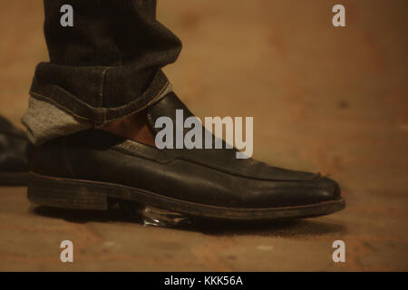 La moda e la calzatura concetto - close up uomo gambe in scarpe eleganti Foto Stock