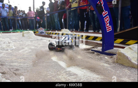 Mumbai, India. 30 nov, 2017. red bull deserto ali sfida universitaria, un settore altamente competitivo, mini 'Dakar gara' ha luogo per la prima volta in assoluto in India, che ha cinque qualificatori in patiala, Hyderabad, Calcutta, Bangalore e Mumbai. Si tratta di un controllo remoto macchina da corsa progettato per stabilire il più veloce e controllata in remoto il corridore di auto in India. Credito: azhar khan/ Pacifico premere/alamy live news Foto Stock