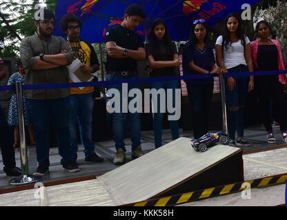 Mumbai, India. 30 nov, 2017. red bull deserto ali sfida universitaria, un settore altamente competitivo, mini 'Dakar gara' ha luogo per la prima volta in assoluto in India, che ha cinque qualificatori in patiala, Hyderabad, Calcutta, Bangalore e Mumbai. Si tratta di un controllo remoto macchina da corsa progettato per stabilire il più veloce e controllata in remoto il corridore di auto in India. Credito: azhar khan/ Pacifico premere/alamy live news Foto Stock