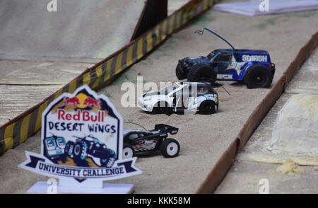 Mumbai, India. 30 nov, 2017. red bull deserto ali sfida universitaria, un settore altamente competitivo, mini 'Dakar gara' ha luogo per la prima volta in assoluto in India, che ha cinque qualificatori in patiala, Hyderabad, Calcutta, Bangalore e Mumbai. Si tratta di un controllo remoto macchina da corsa progettato per stabilire il più veloce e controllata in remoto il corridore di auto in India. Credito: azhar khan/ Pacifico premere/alamy live news Foto Stock