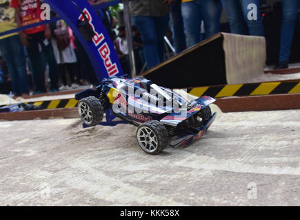 Mumbai, India. 30 nov, 2017. red bull deserto ali sfida universitaria, un settore altamente competitivo, mini 'Dakar gara' ha luogo per la prima volta in assoluto in India, che ha cinque qualificatori in patiala, Hyderabad, Calcutta, Bangalore e Mumbai. Si tratta di un controllo remoto macchina da corsa progettato per stabilire il più veloce e controllata in remoto il corridore di auto in India. Credito: azhar khan/ Pacifico premere/alamy live news Foto Stock