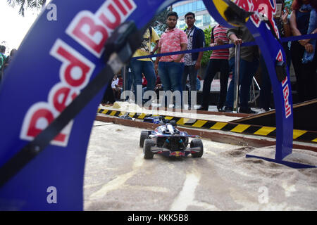 Mumbai, India. 30 nov, 2017. red bull deserto ali sfida universitaria, un settore altamente competitivo, mini 'Dakar gara' ha luogo per la prima volta in assoluto in India, che ha cinque qualificatori in patiala, Hyderabad, Calcutta, Bangalore e Mumbai. Si tratta di un controllo remoto macchina da corsa progettato per stabilire il più veloce e controllata in remoto il corridore di auto in India. Credito: azhar khan/ Pacifico premere/alamy live news Foto Stock