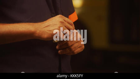 Maschio di mano azienda Foto Stock
