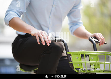 Giovane uomo cinese in sella ad una bici condividi Foto Stock