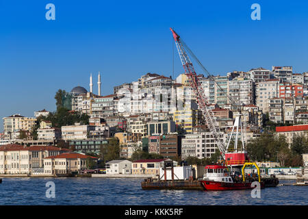 Colorata vita cityscape con la costruzione in lo stretto del Bosforo Istanbul Turchia. Foto Stock