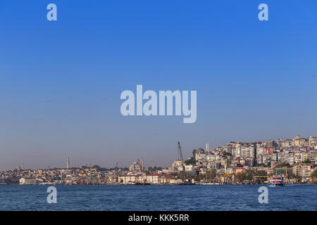 Colorata vita cityscape con la costruzione in lo stretto del Bosforo Istanbul Turchia. Foto Stock