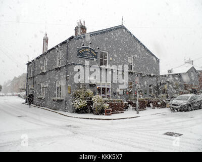 La Corte Inn pub inglese/ristorante durante la prima nevicata il 30 novembre 2017, Durham, Inghilterra. Foto Stock