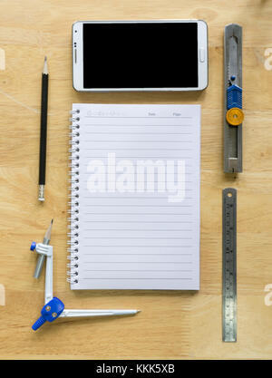 Notebook con matita nera sul tavolo di legno Foto Stock
