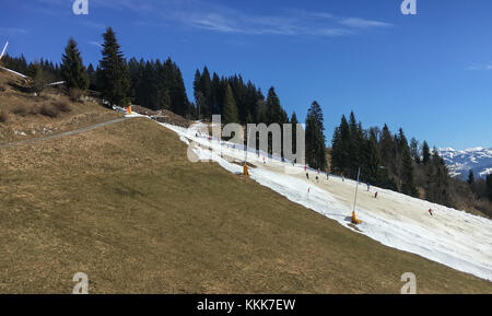 Regione sciistica Wilder Kaiser, Austria – 11 marzo 2017: A causa del clima caldo la neve sulla pista si scioglie, offrendo cattivi e difficili condizioni sciistici Foto Stock