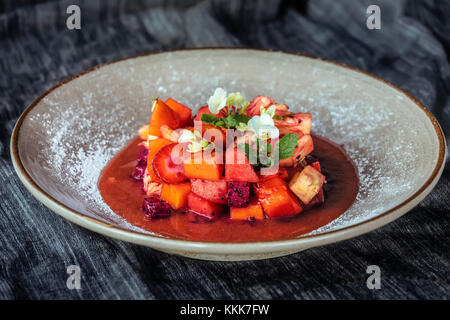 Deliziosa insalata di frutta sulla piastra, vista ravvicinata Foto Stock