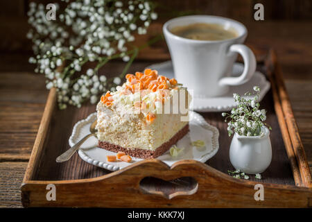 Meringa gustosa e dolce servita in porcellana blu Foto Stock