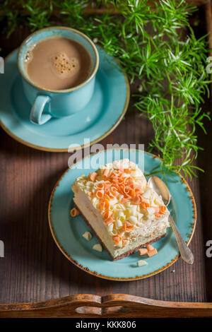 Meringa dolce servita in porcellana blu con caffè Foto Stock