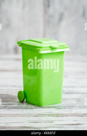 Verde piccola scrivania in plastica scatola dell'agenda elettronica in  forma di contenitore di rifiuti con spazio di copia Foto stock - Alamy