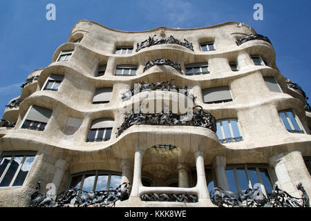 Barcellona, Spagna - agosto 30th, 2017: outdoor view gaudi creazione-house casa mila durante una giornata di sole. Foto Stock