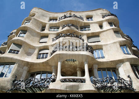 Barcellona, Spagna - agosto 30th, 2017: outdoor view gaudi creazione-house casa mila durante una giornata di sole. Foto Stock