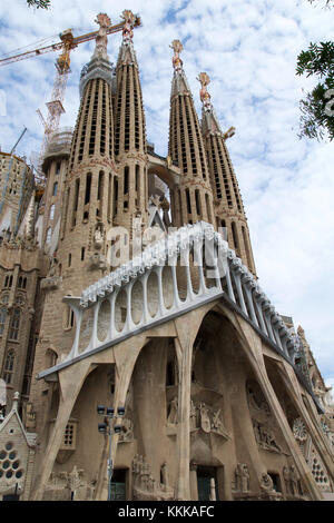 Barcellona, Spagna - agosto 30th, 2017: Vista della facciata principale della sagrada familia sacra famiglia chiesa progettata da architetto spagnolo Antoni Gaudi Foto Stock