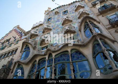 Barcellona, Spagna - agosto 30th, 2017: la curvatura a forma di facciata in pietra di Gaudi Casa Batllo, vista esterna in una giornata di sole Foto Stock