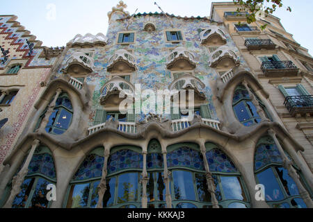 Barcellona, Spagna - agosto 30th, 2017: la curvatura a forma di facciata in pietra di Gaudi Casa Batllo, vista esterna in una giornata di sole Foto Stock