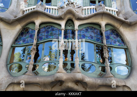 Barcellona, Spagna - agosto 30th, 2017: la curvatura a forma di facciata in pietra di Gaudi Casa Batllo, vista esterna in una giornata di sole Foto Stock