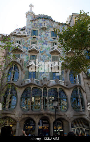 Barcellona, Spagna - agosto 30th, 2017: la curvatura a forma di facciata in pietra di Gaudi Casa Batllo, vista esterna in una giornata di sole Foto Stock