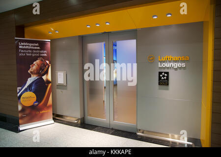 Dubai, Emirati arabi uniti - novembre 14th, 2017: aeroporto interno, aeroporto Lufthansa SENATOR lounge entrata con un uomo di affari di controllo Foto Stock