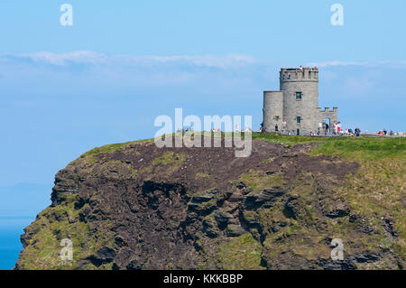 Scogliere di Moher e O'Brien's Tower, County Clare, Irlanda Foto Stock