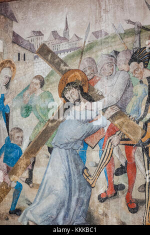 In Germania, in Renania Palatinato, Oberwesel, St.Martin's Church, XVI secolo muro dipinto raffigurante Gesù che porta la croce in un tedesco medievale Frassineti Foto Stock
