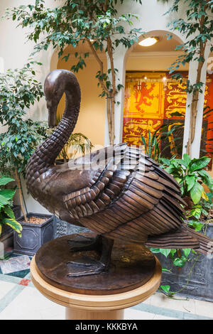 Inghilterra, Londra, la città, il Vinters' Company, il Vinters' Hall, il conservatorio, Bronzo Swan da Sally Arnup Foto Stock