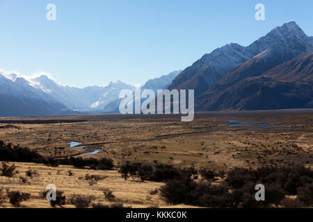 Vista del fiume tasman fluente attraverso la più ampia con fondo piatto tasman valle a sud delle Alpi, Isola del Sud, Nuova Zelanda Foto Stock