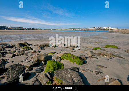 Lungo la spiaggia con la bassa marea a Kilkee, County Clare, Irlanda Foto Stock