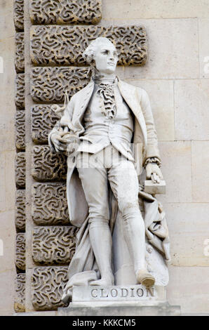 Parigi, Francia. Palais du Louvre. Statua nella cour Napoleon: 'Clodion' (Claude Michel: 1738 - 1814) rococò francese scultore Foto Stock