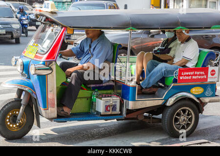 Bangkok, Tailandia. A tre ruote-Tuk Tuk, locali di trasporto Taxi. Foto Stock