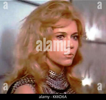 Questa immagine è una versione ritagliata di una scena del film di fantascienza Barbarella del 1968. Il film presenta il personaggio di Barbarella, interpretato da Jane fonda, in un ambiente futuristico e visivamente fantasioso. Conosciuto per la sua estetica retrò, combina temi di esplorazione spaziale con elementi accampati della cultura pop degli anni '1960. Foto Stock