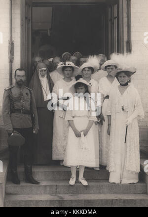 Una fotografia iconica del 1914 che mostra lo zar Nicola II, l'imperatrice Alexandra Feodorovna, le loro figlie e la granduchessa Elisabeth Feodorovna fuori da un ospedale militare durante la prima guerra mondiale, simboleggiando il coinvolgimento della famiglia imperiale negli affari di guerra. Foto Stock