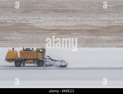 Un Snow Plough assegnato al quinto ingegnere civile Squadron cancella la pista di Minot Air Force Base, N.D., nov. 4, 2017, durante l'esercizio Global Thunder 18. Stati Uniti Comando strategico forze sono sull'orologio 24 ore al giorno e per sette giorni alla settimana, conducendo operazioni per dissuadere e strategico in grado di rilevare un attacco contro gli Stati Uniti e i nostri alleati. (U.S. Air Force foto di Airman 1. Classe Jessica Weissman) Foto Stock