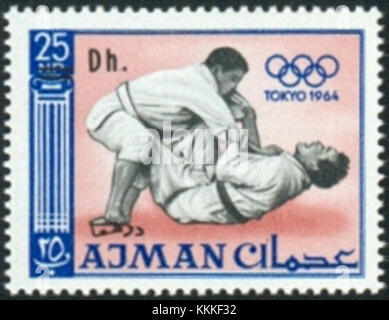 Un francobollo del 1965 di Ajman commemora le Olimpiadi di Tokyo, con un atleta di judo. Questo francobollo fa parte di una serie emessa per celebrare i Giochi Olimpici del 1964 svoltisi a Tokyo. Foto Stock